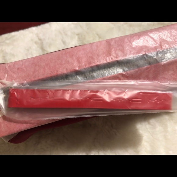 MAC Adoring Carmine Collection: 4 Face Brush Set - Picture 6 of 9